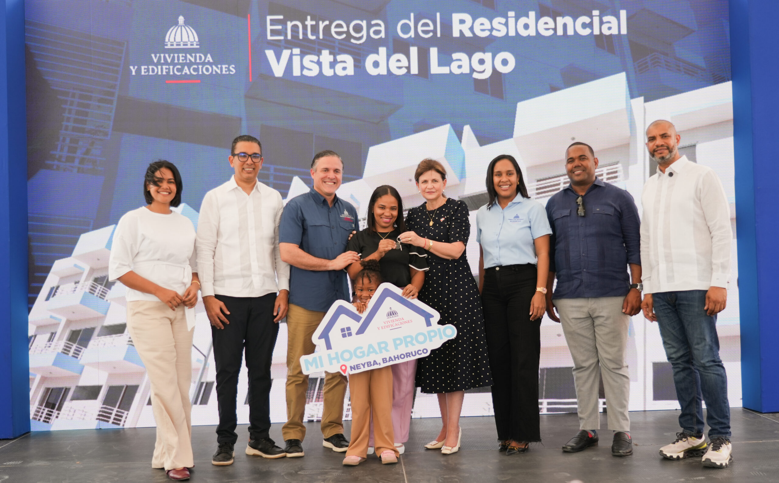 Raquel Peña y ministro Jean Luis Rodríguez entregan 128 nuevos apartamentos en Neyba
